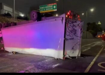 Tráiler cae de puente y desata caos vial en la Gustavo Baz