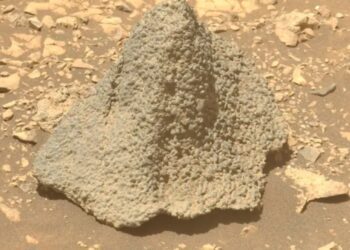 Roca marciana con forma de casco intriga y alimenta teorías en redes