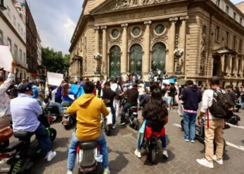 Jóvenes protestan contra placas para bicis eléctricas