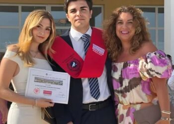 Estudiante rompe récord académico con excelencia total en Derecho