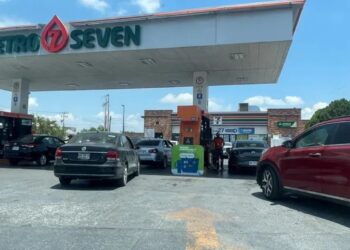 Desabasto de gasolina provoca cierres temporales en tres municipios de Nuevo León