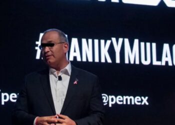 Exdirector de Pemex enfrenta deportación por orden de aprehensión vigente