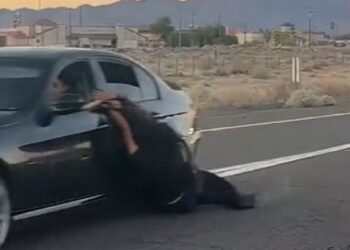 Hombre es arrastrado desde un coche en carretera