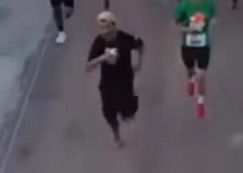 De la cantina a la meta: hombre ebrio en chanclas causa furor al correr 8 km en Brasil