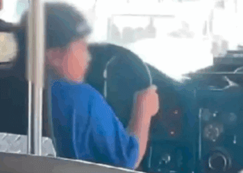 Comparten video de menor conduciendo un autobús con pasajeros en Durango