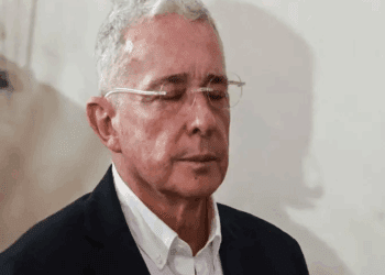 Expresidente colombiano Álvaro Uribe recibe condena histórica por fraude y soborno