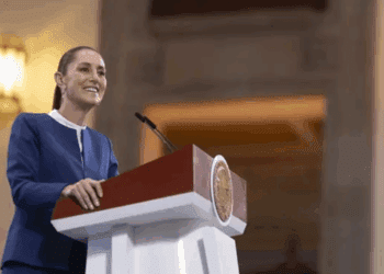 Sheinbaum recibe a senadores de Morena en Palacio Nacional