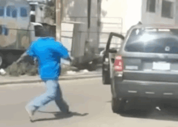 Hombre se lesiona el tobillo tras agredir a otro conductor en calle