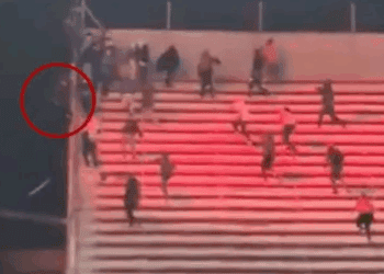 Aficionado cae 30 metros tras violencia en tribunas y partido se cancela
