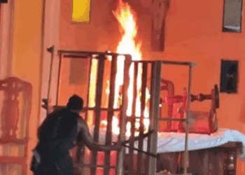 Hombre irrumpe en iglesia de Veracruz con machete y provoca destrozos