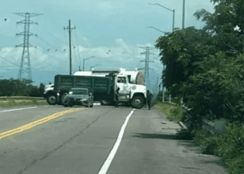 Bloqueos en carreteras de Sinaloa dejan varados a automovilistas tras enfrentamiento armado