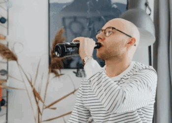 Estudio vincula bebidas azucaradas con caída del cabello