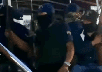 Policías comunitarios buscan a los responsables de la emboscada que mató a 12 de sus compañeros