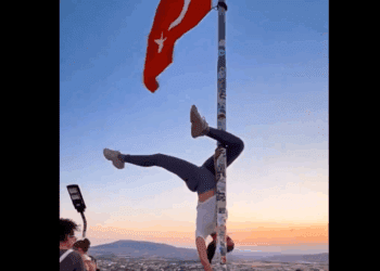 Turista en Capadocia enfrenta proceso por usar asta de bandera en baile de pole dance