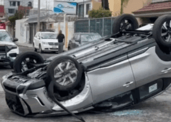 Camioneta nueva vuelca en Puebla; conductor era empleado de agencia