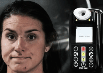 Mujer detenida en Iowa por pedir a desconocidos soplar en su alcoholímetro