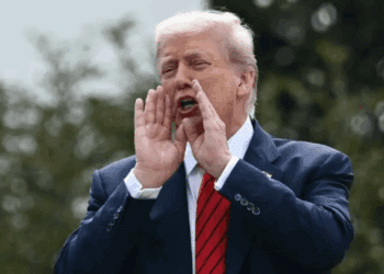 Trump sube al techo de la Casa Blanca y bromea sobre misiles nucleares