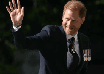 Príncipe Harry regresa al Reino Unido entre compromisos y rumores