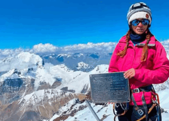 Suspenden rescate de alpinista en el Pico Pobeda por condiciones extremas