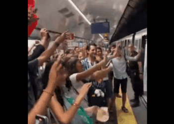 Mexicanos responden con música a agresión en Roma y conquistan las redes