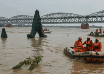 Inundaciones arrasan al norte de India: más de 100 desaparecidos tras deslave