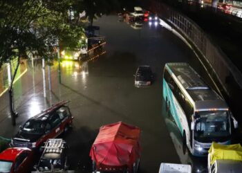Lluvias paralizan el AICM: cancelan 104 vuelos y 15 mil pasajeros afectados