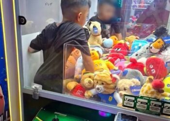 Niño de 8 años queda atrapado en máquina de peluches en Santa Catarina