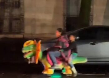 Mujer sorprende al recorrer calles de CDMX en un dinosaurio motorizado