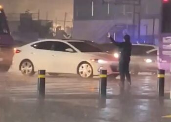 Policía de tránsito trabaja bajo aguacero y genera debate en CDMX