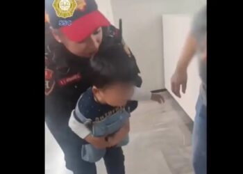 Policías del Metro auxilian a bebé que se atragantó con un cacahuate