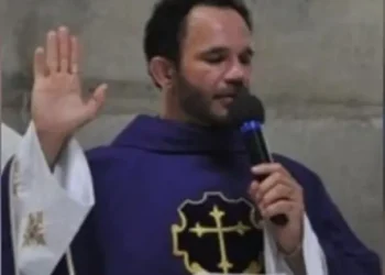 Sacerdote y campeón de jiu-jitsu golpea a abuelita