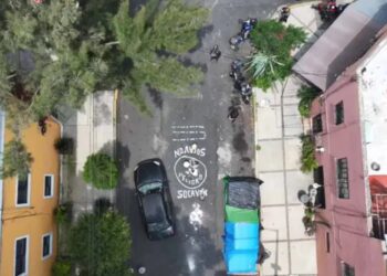 Vecinos marcan baches para evitar accidentes en CDMX