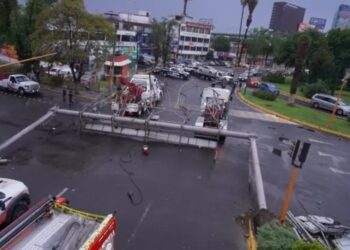 Espectacular cae sobre auto y deja dos personas atrapadas en Tlalnepantla