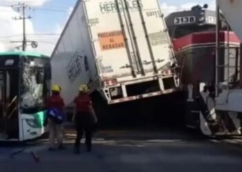 Tráfico interrumpido tras choque de tren con tráiler y camión en Escobedo