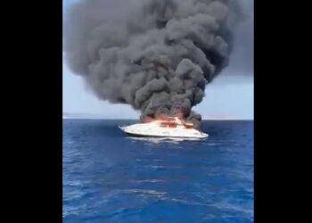 Yate de lujo se incendia y se hunde frente a Formentera