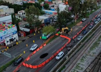 Clara Brugada supervisa reparación de socavón en Zaragoza y promete seguridad vial