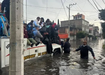 Auxilian a afectados por inundaciones en Los Reyes