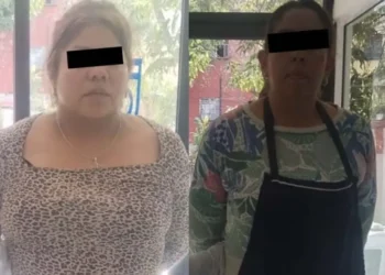 Arrestan a dos mujeres por agredir a policía