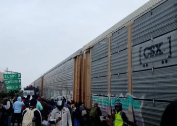 Tren arrolla a un autobús de pasajeros en Atlacomulco