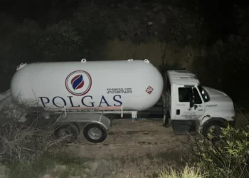 Aseguran pipa conectada ilegalmente a ducto de Pemex