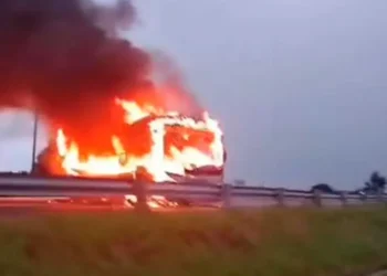 Taxistas prenden fuego a camión en Zinapécuaro