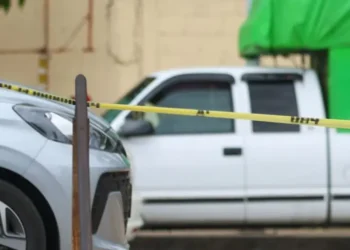 Sicarios en motocicleta asesinan a tres en salón de fiestas