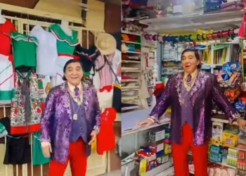 Carlos Bonavides revive a “Huicho Domínguez” para anunciar una papelería