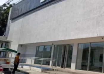 Retira 2 millones de pesos y es asaltado al salir