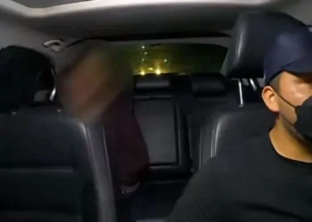 Mujer pide a taxista esperarla por seguridad