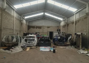 Catean bodega usada para desmantelar autos en Toluca