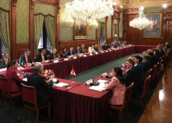 Luz Elena González acompaña a Sheinbaum en diálogo energético