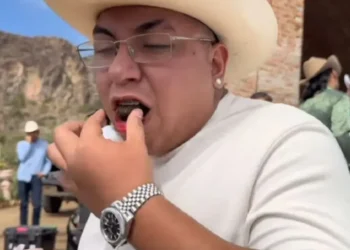 Influencer come popo de caballo en convivencia con Eduin Caz