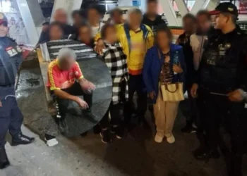 Policías ayudan a adulto mayor a reencontrarse con su familia