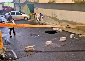 Lluvias generan socavón y encharcamientos en la CDMX